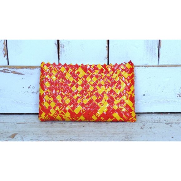 Vintage red yellow plastic label folded basket weave clutch purse - Picture 2 of 7